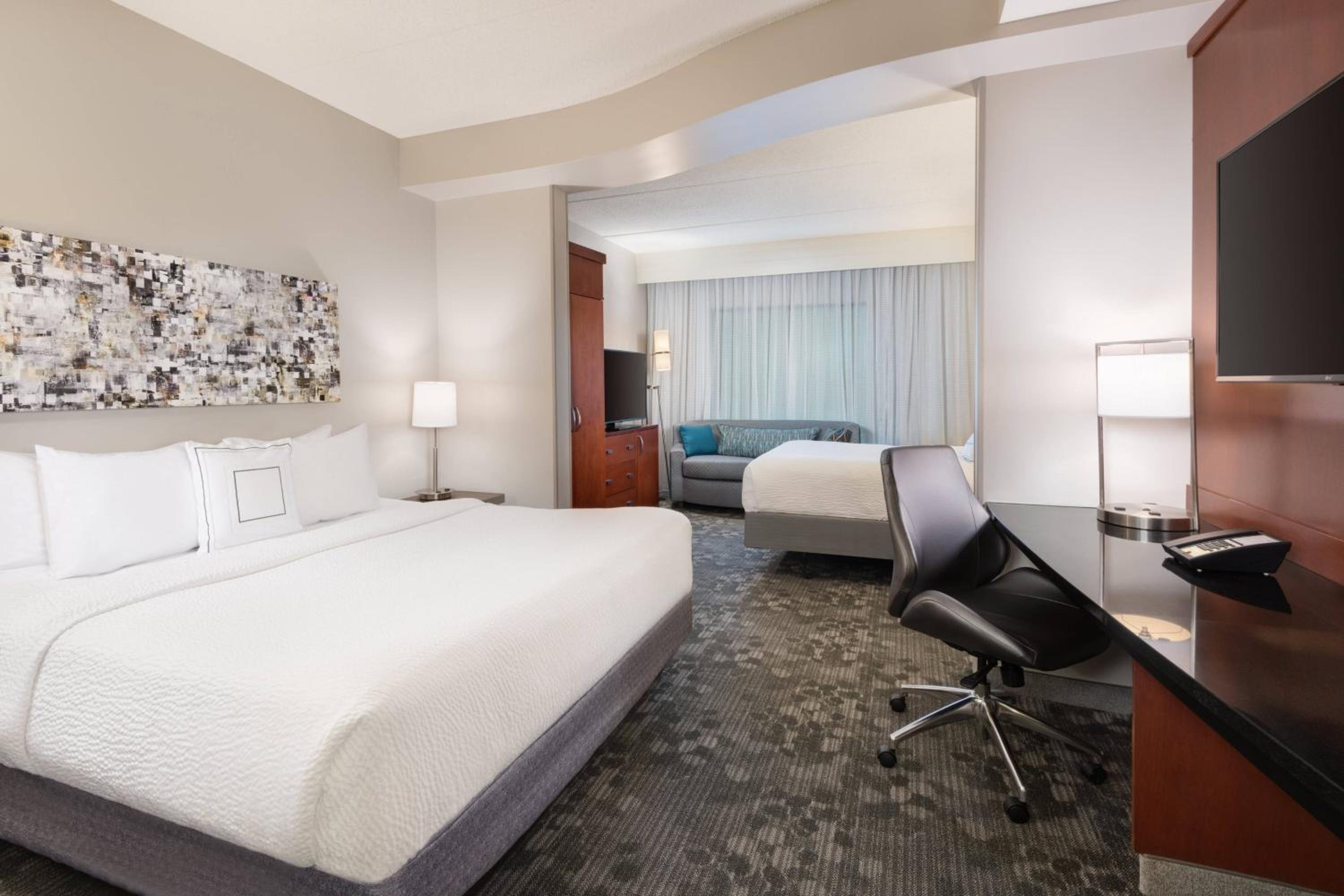 استوديو بسرير كوين مع أريكة
