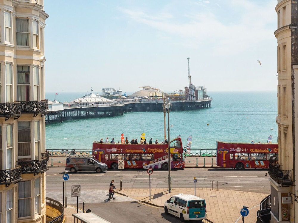 a&o Brighton Beach 34/40
