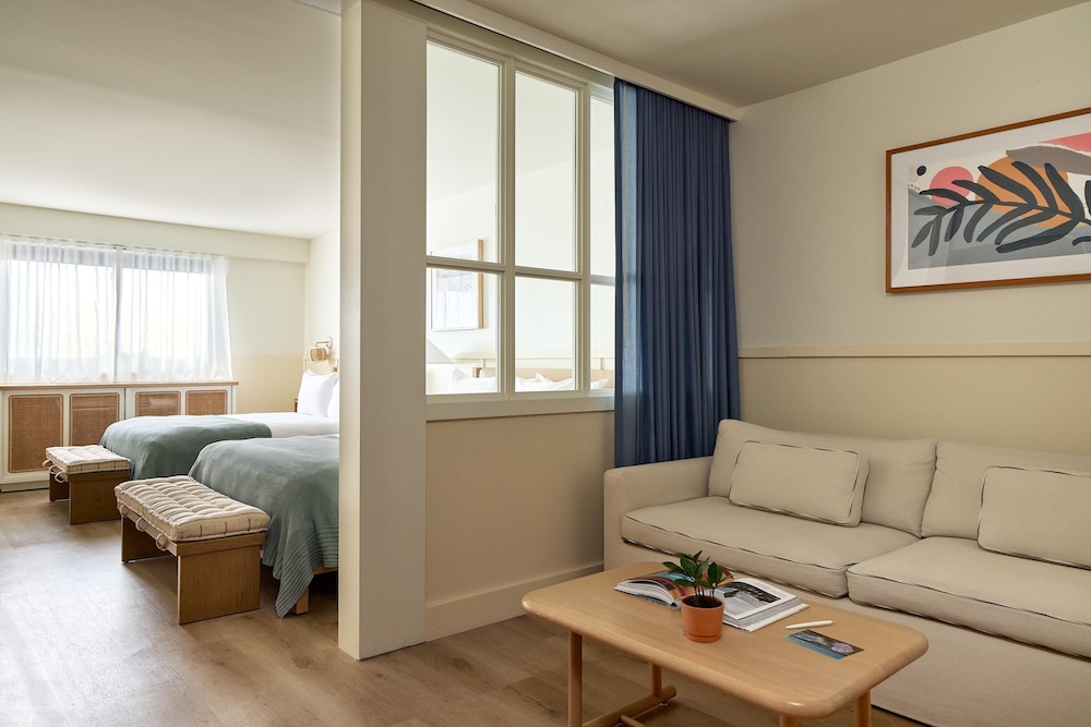 SUITE, 2 QUEEN BEDS, PARLOR