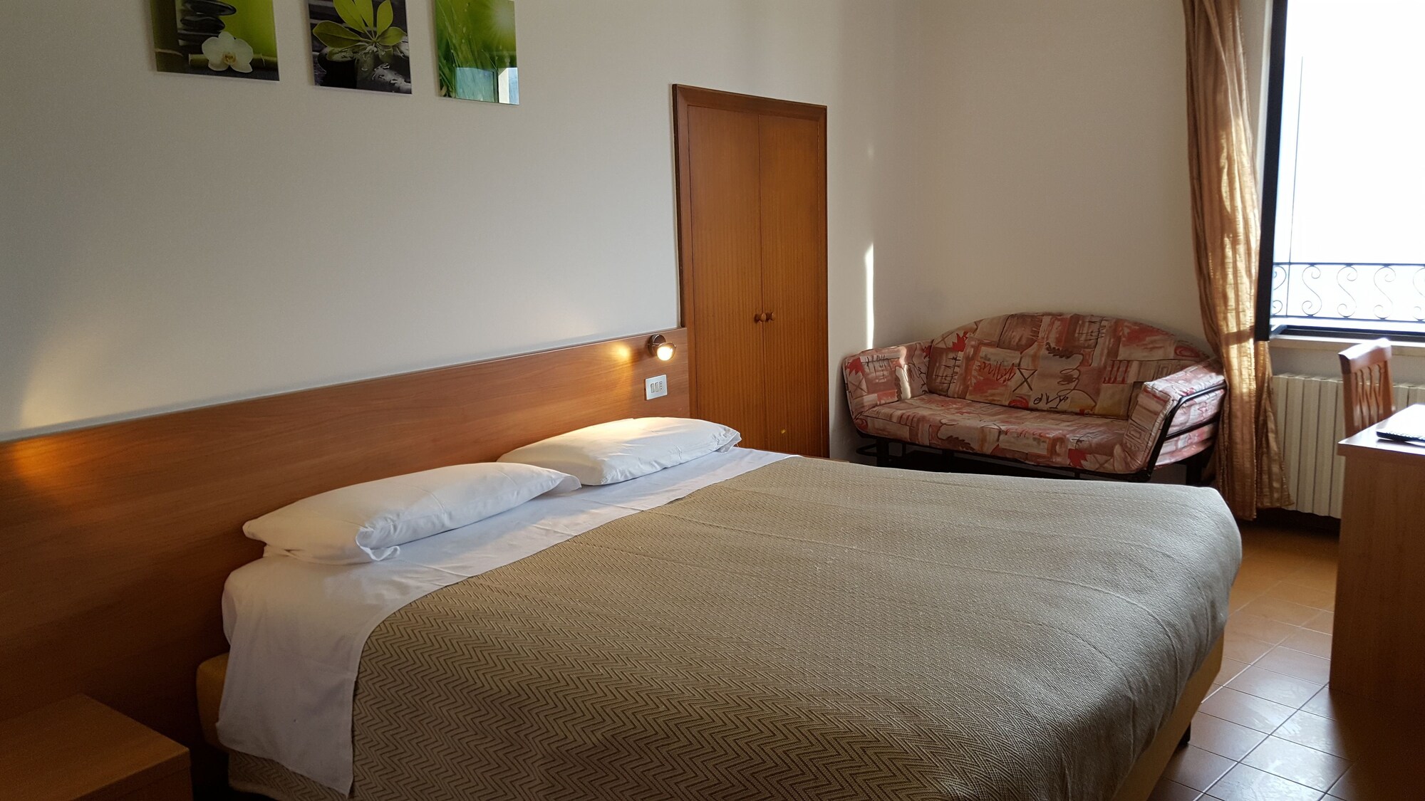 STANDARD, DOUBLE OR TWIN BED, LAKE VIEW