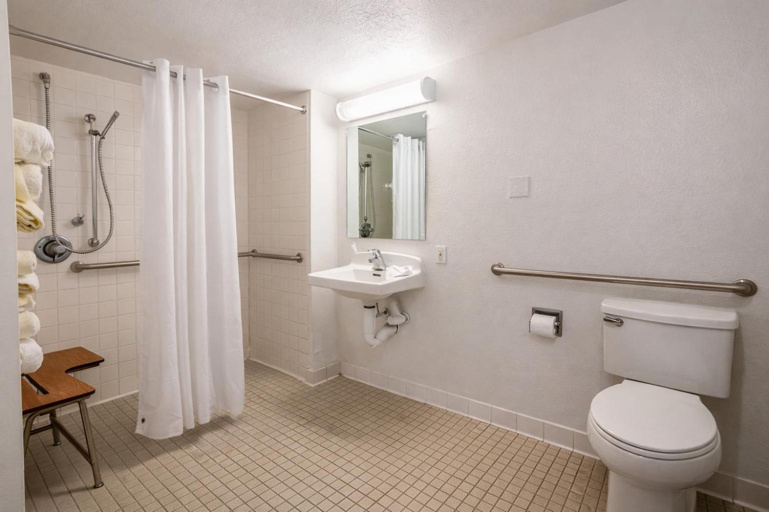 1 King Bed - Mobility Accessible RI Shower Nsmk، Motel6 Blythe, CA 7/10