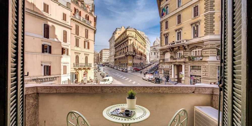 Cavour Colosseum with Balcony 23/29