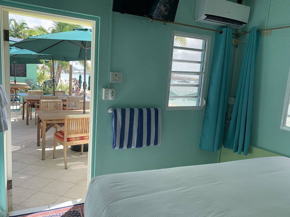 Azure Hotel And Art Studio 9/41