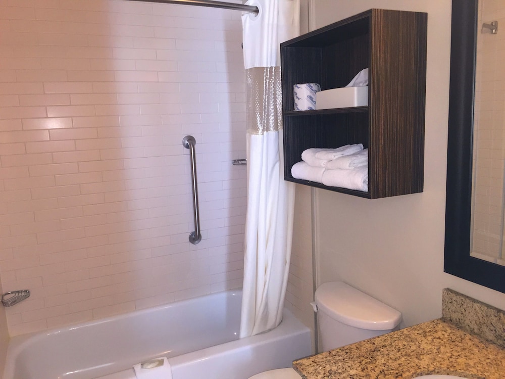 Quality Inn & Suites P.E. Trudeau Airport 26/26
