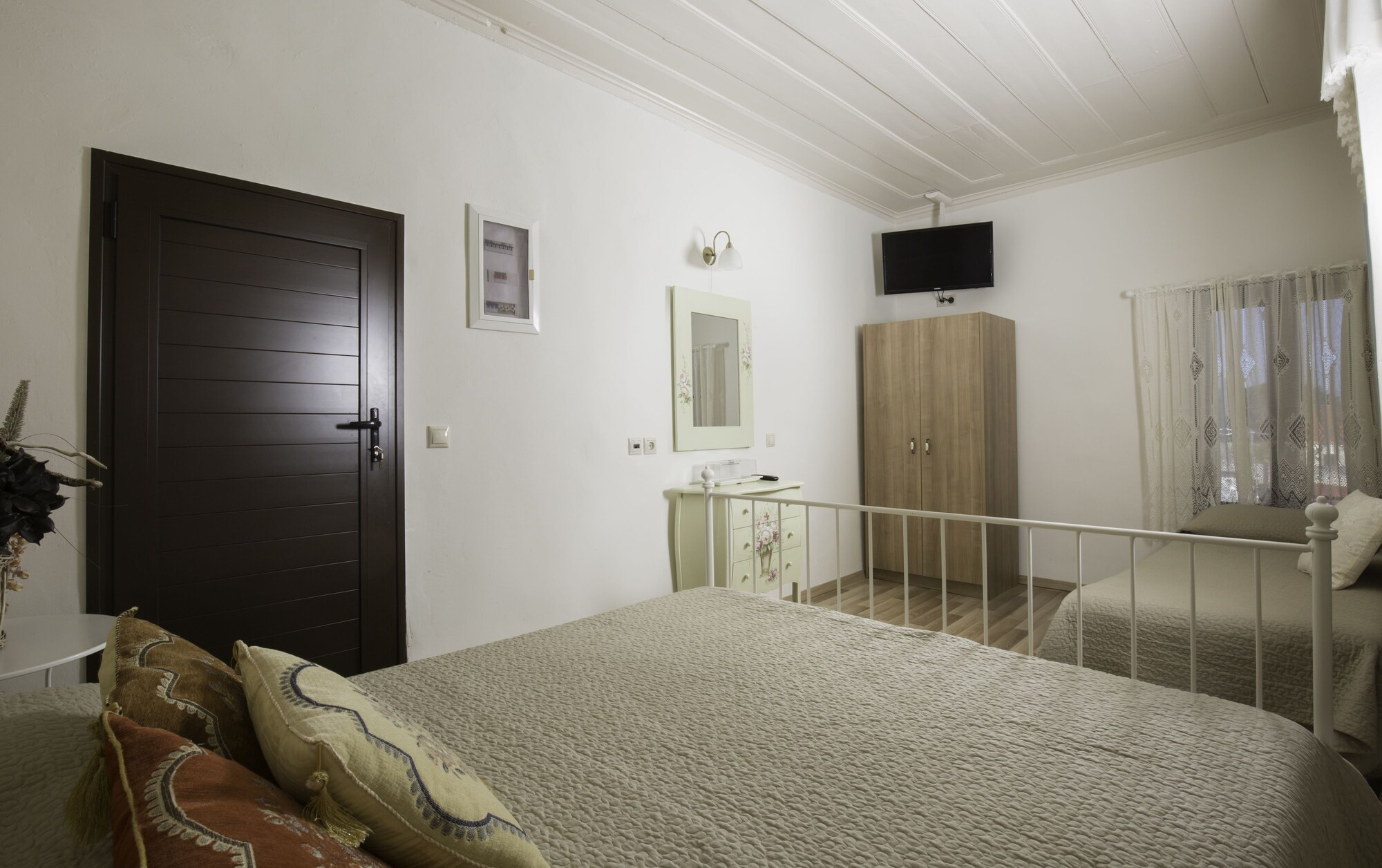 ROOM, SINGLE