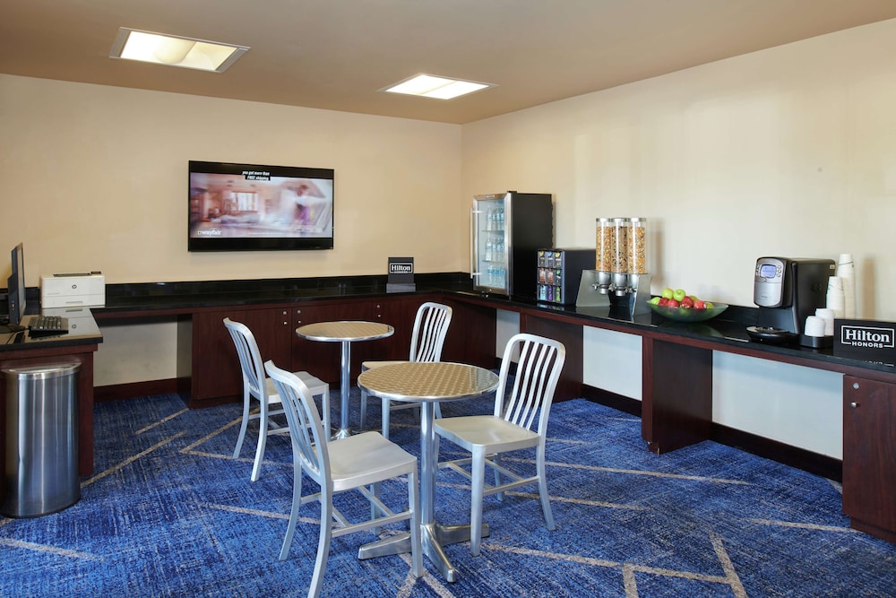 DoubleTree by Hilton Hotel Berkeley Marina 67/83