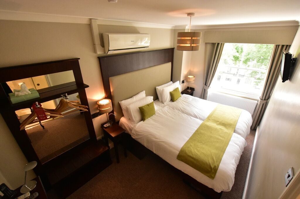 ROOM, TWIN BEDS
