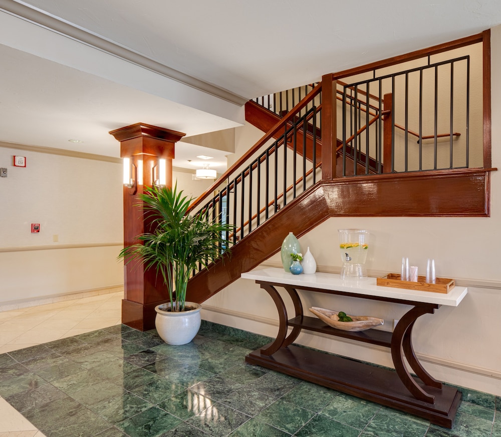 Ayres Inn Corona East 36/46