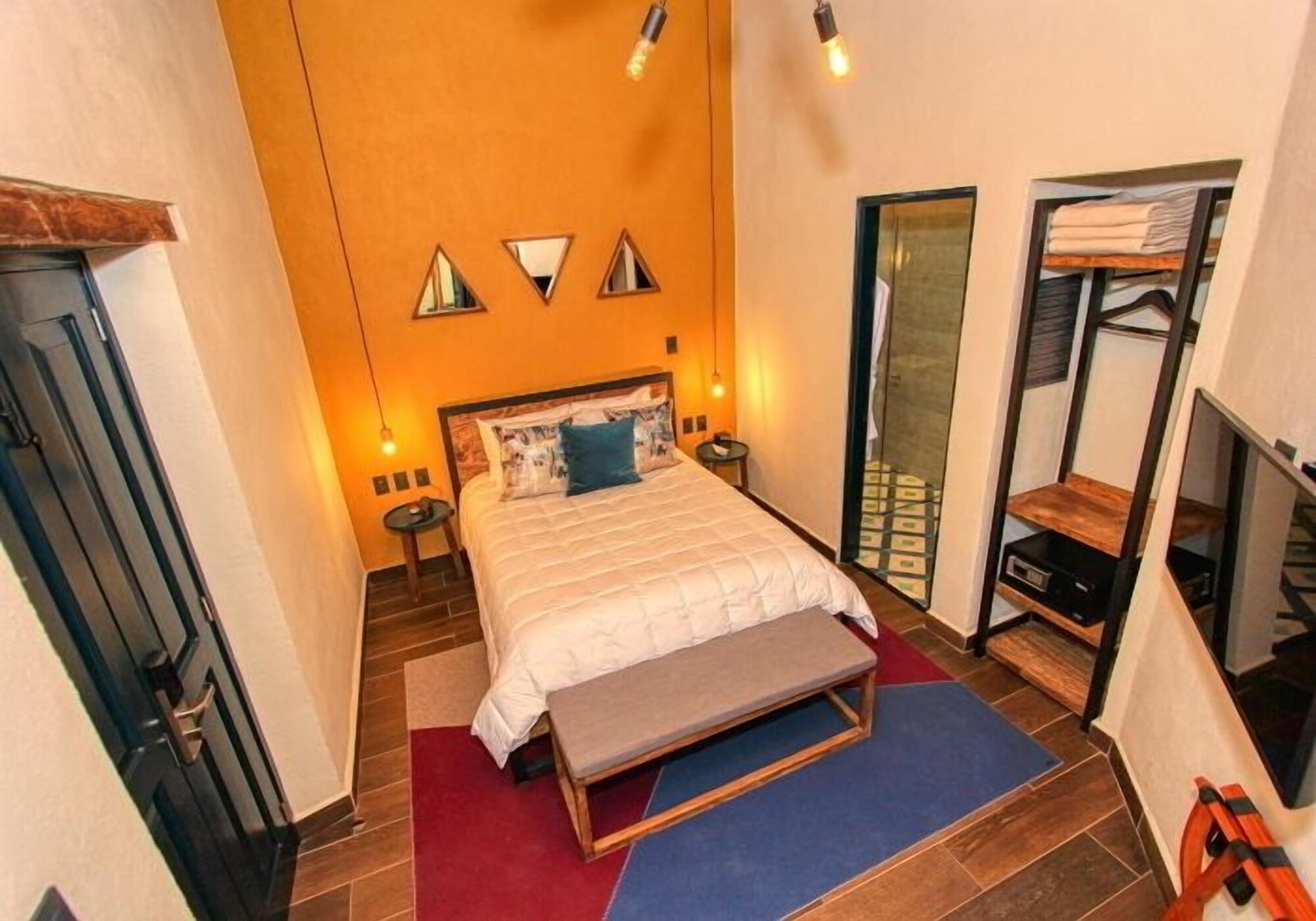 Standard, Queen Bed