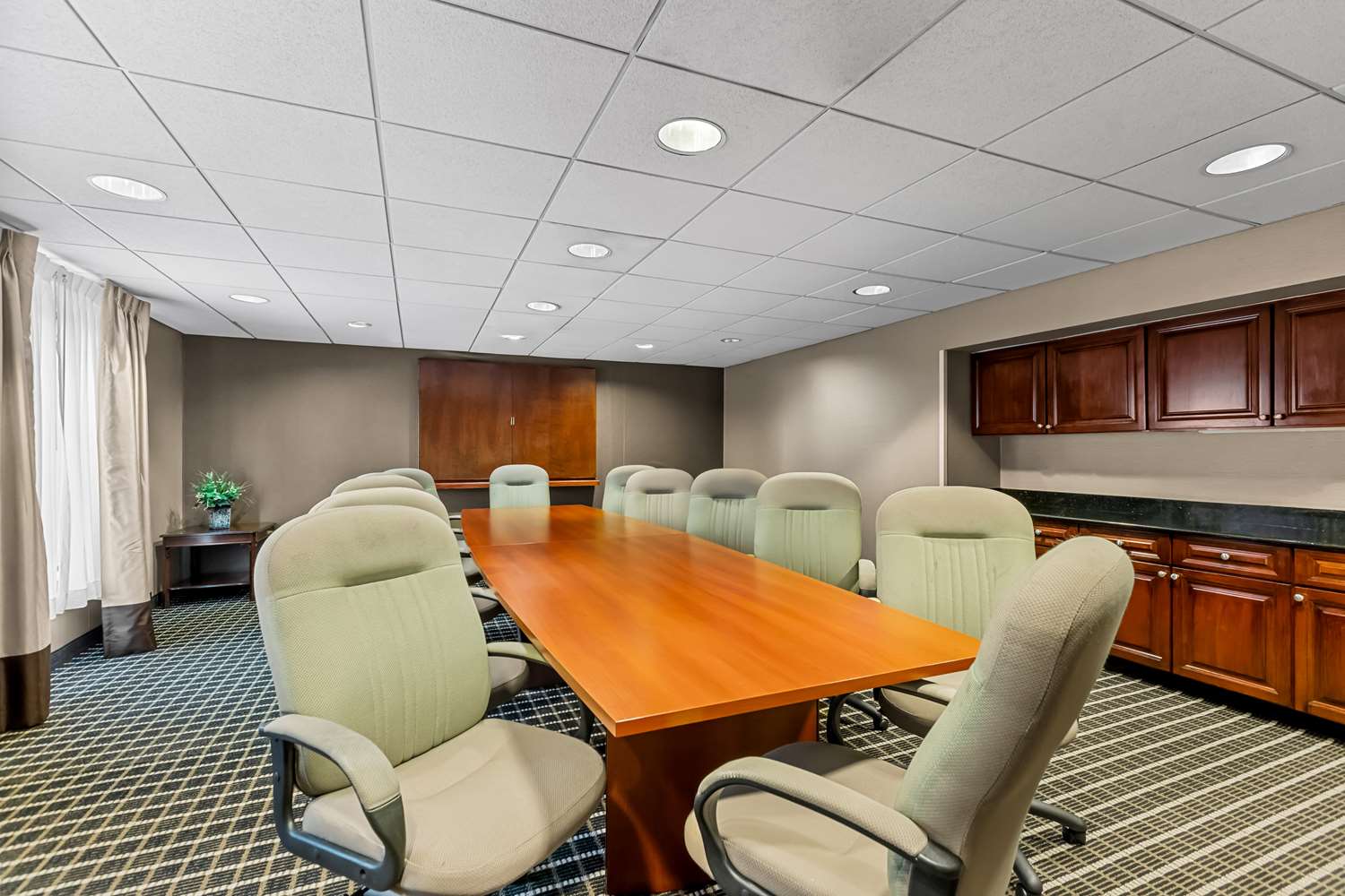 Comfort Inn & Suites Somerset - New Brunswick 14/17