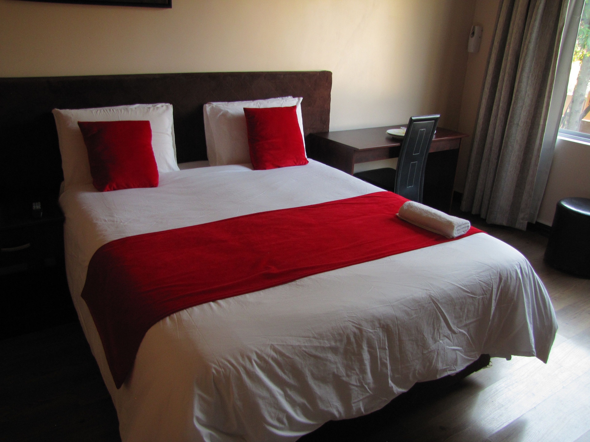 ROOM, QUEEN BED