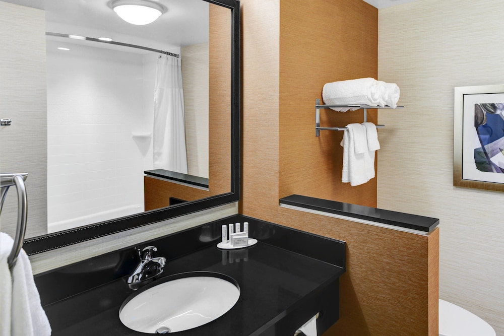 Fairfield Inn And Suites Cape Cod Hyannis 14/38