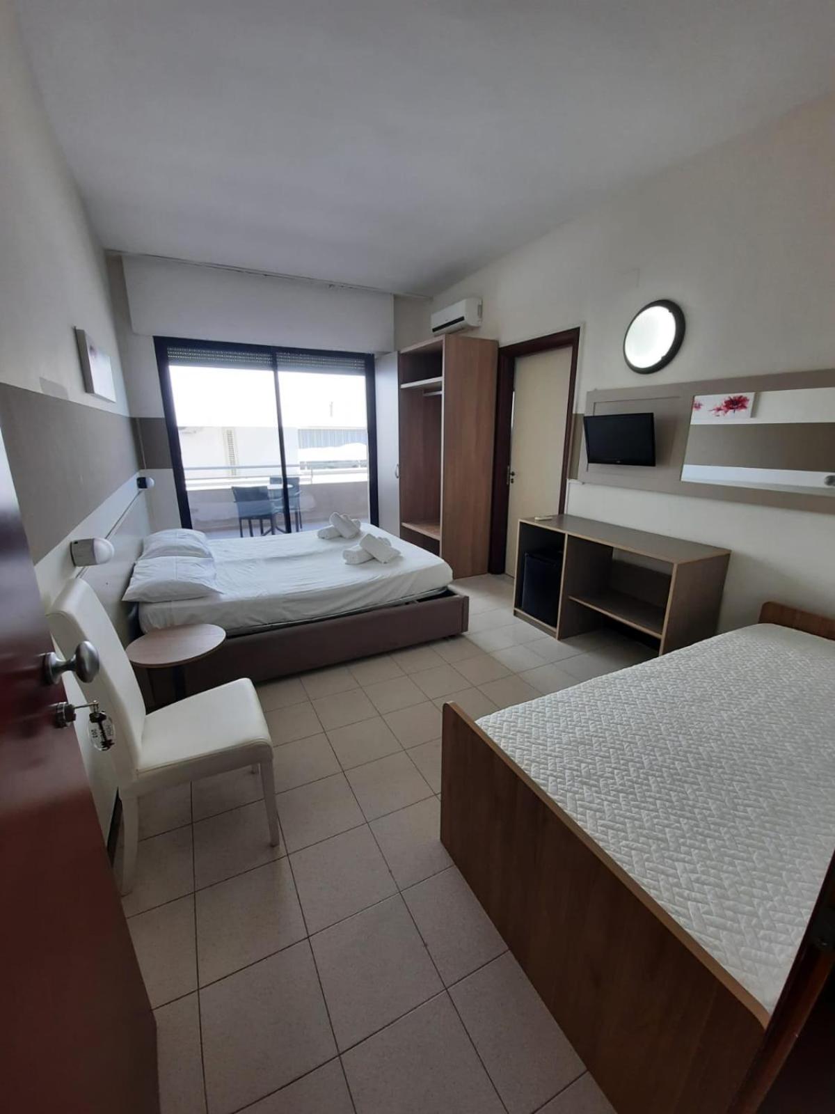Room, Triple