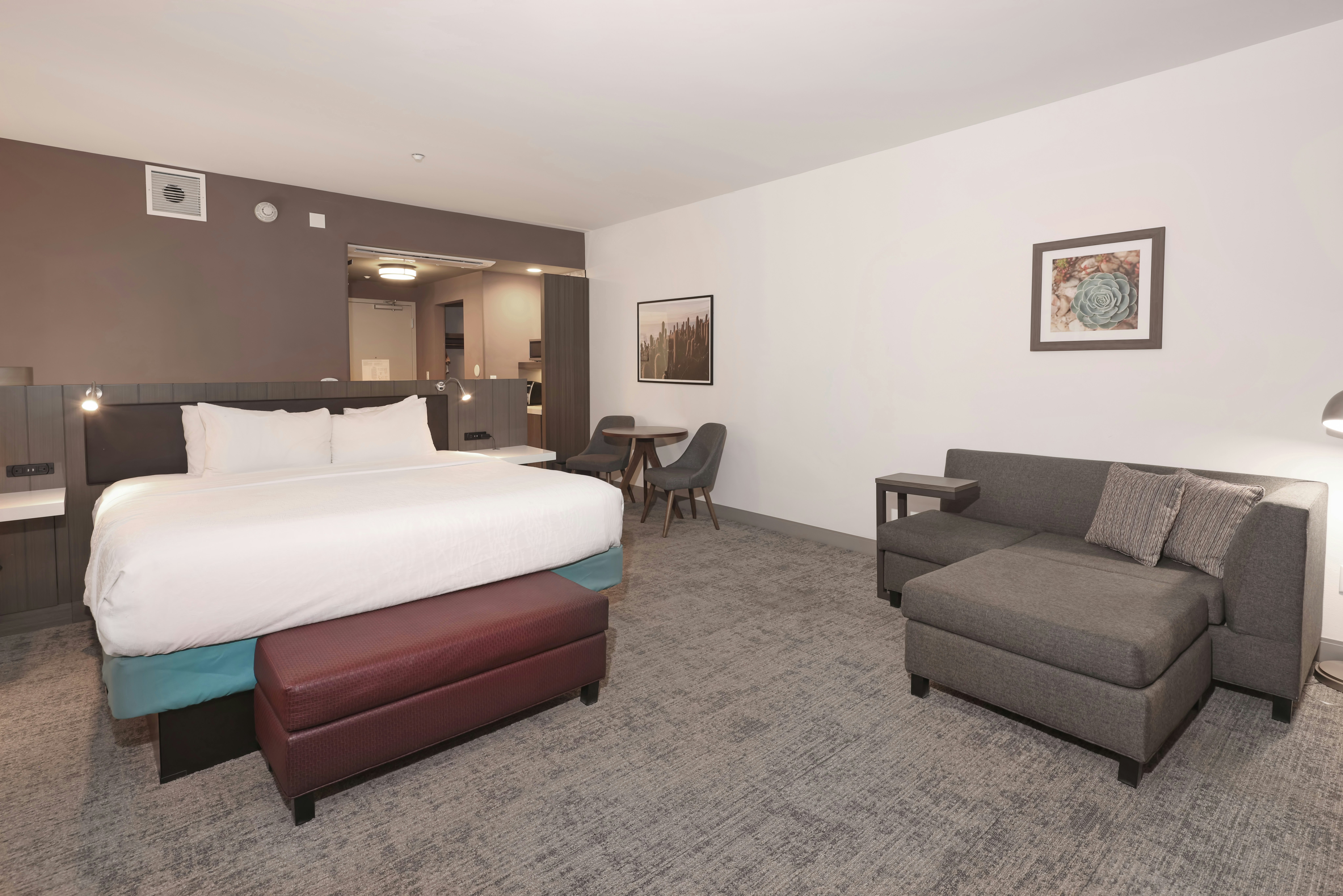 DELUXE, KING BED