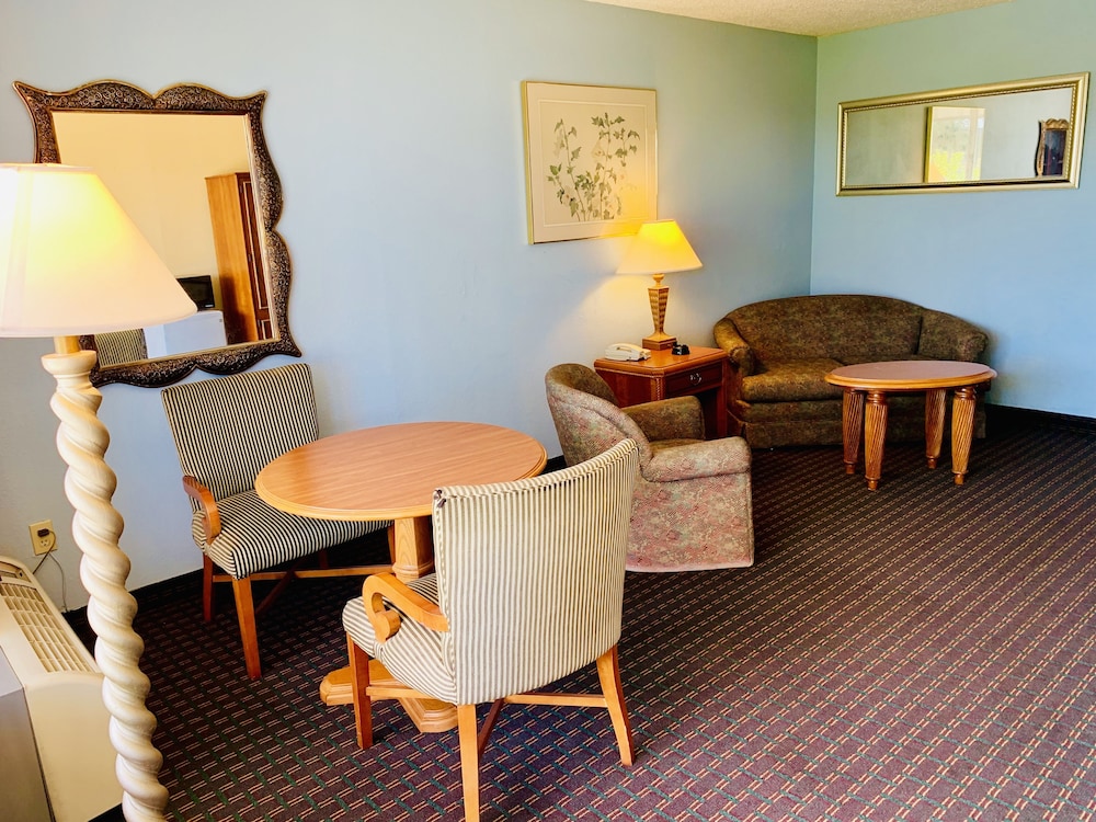 Castle Inn & Suites by OYO Lawton 16/20