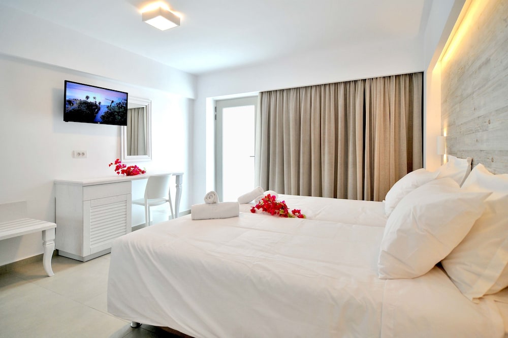 DELUXE, TRIPLE, 3 BEDS, POOL VIEW