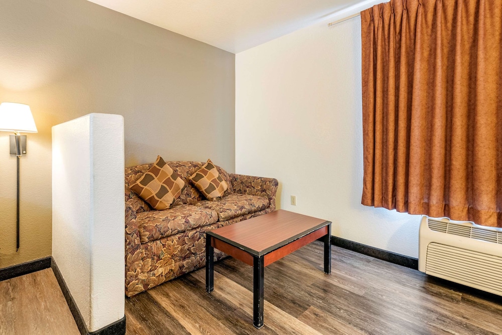 Econo Lodge Pueblo North 30/40