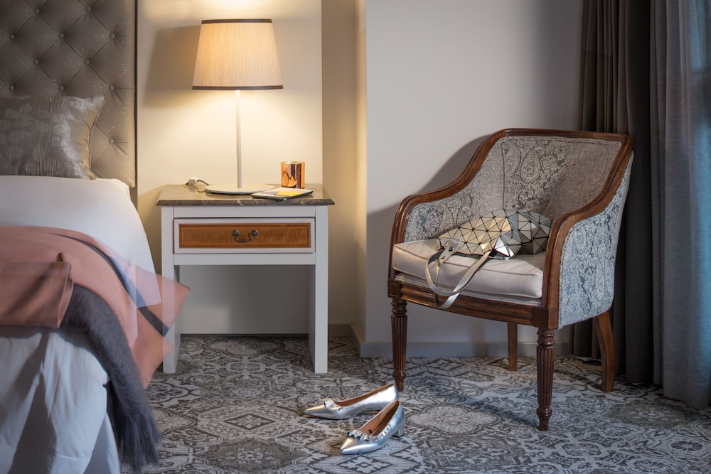 Vineyard Hotel 48/59