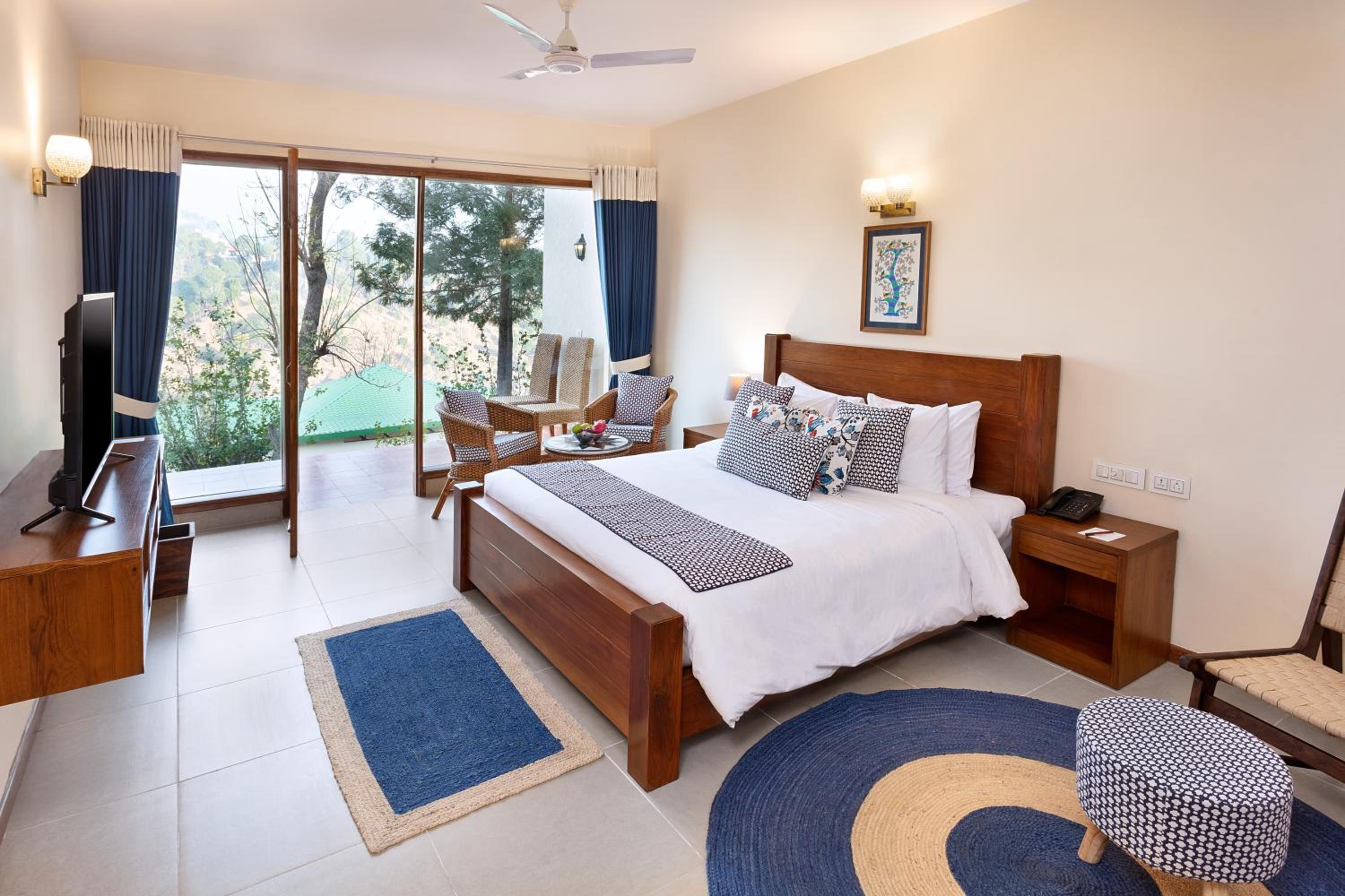 Superior, King Bed, Land View
