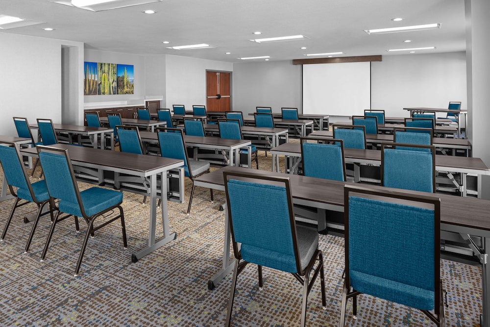 Hampton Inn Phoenix Biltmore 37/43