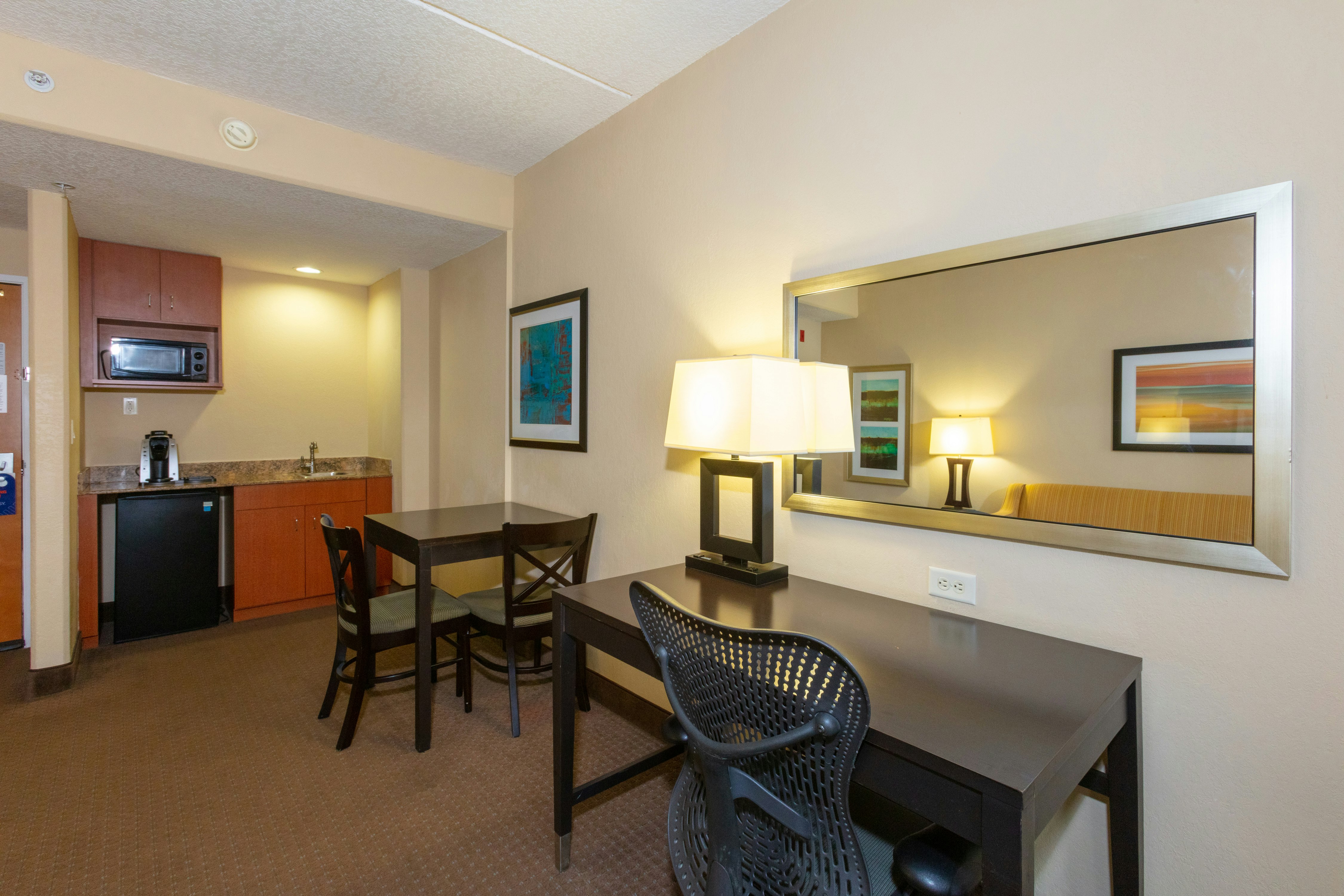 Holiday Inn Express Suites Jacksonville Airport 47/63