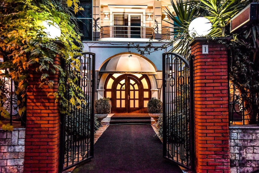 VH Broadway Tirana Hotel 3/50