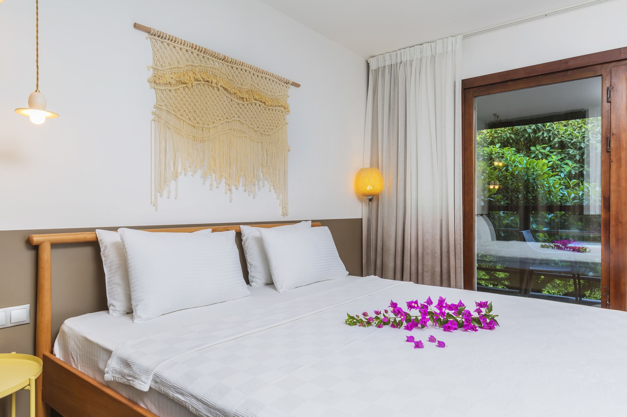 SUPERIOR, DOUBLE OR TWIN BED