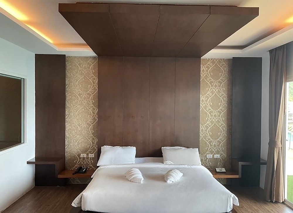 Luxury, Double Bed, Pool and Sea View