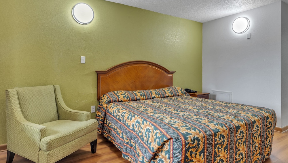 Studios And Suites 4 Less Emporia 19/50