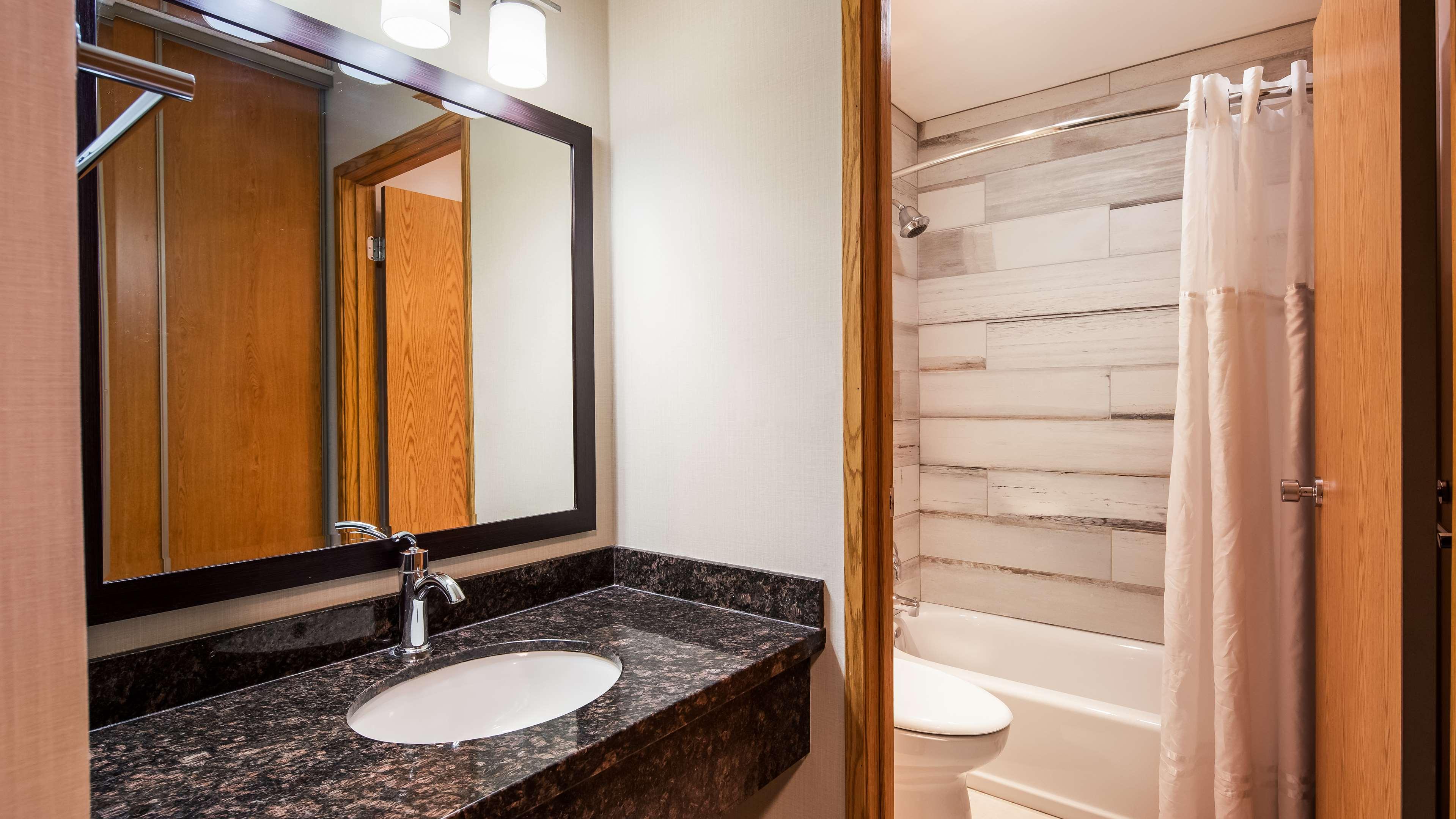 غرفة تنفيذية بسرير كينج، Best Western Plus Country Meadows Inn 6/6