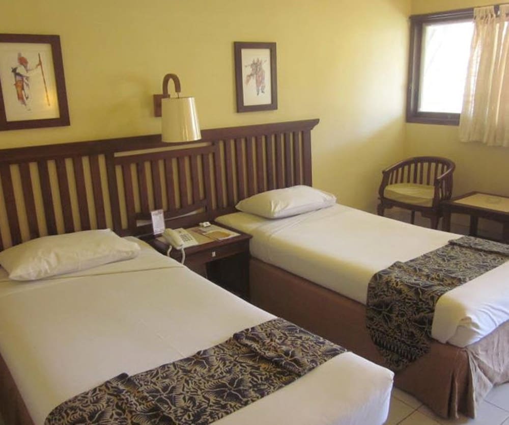 BESAKIH BEACH HOTEL 18/67