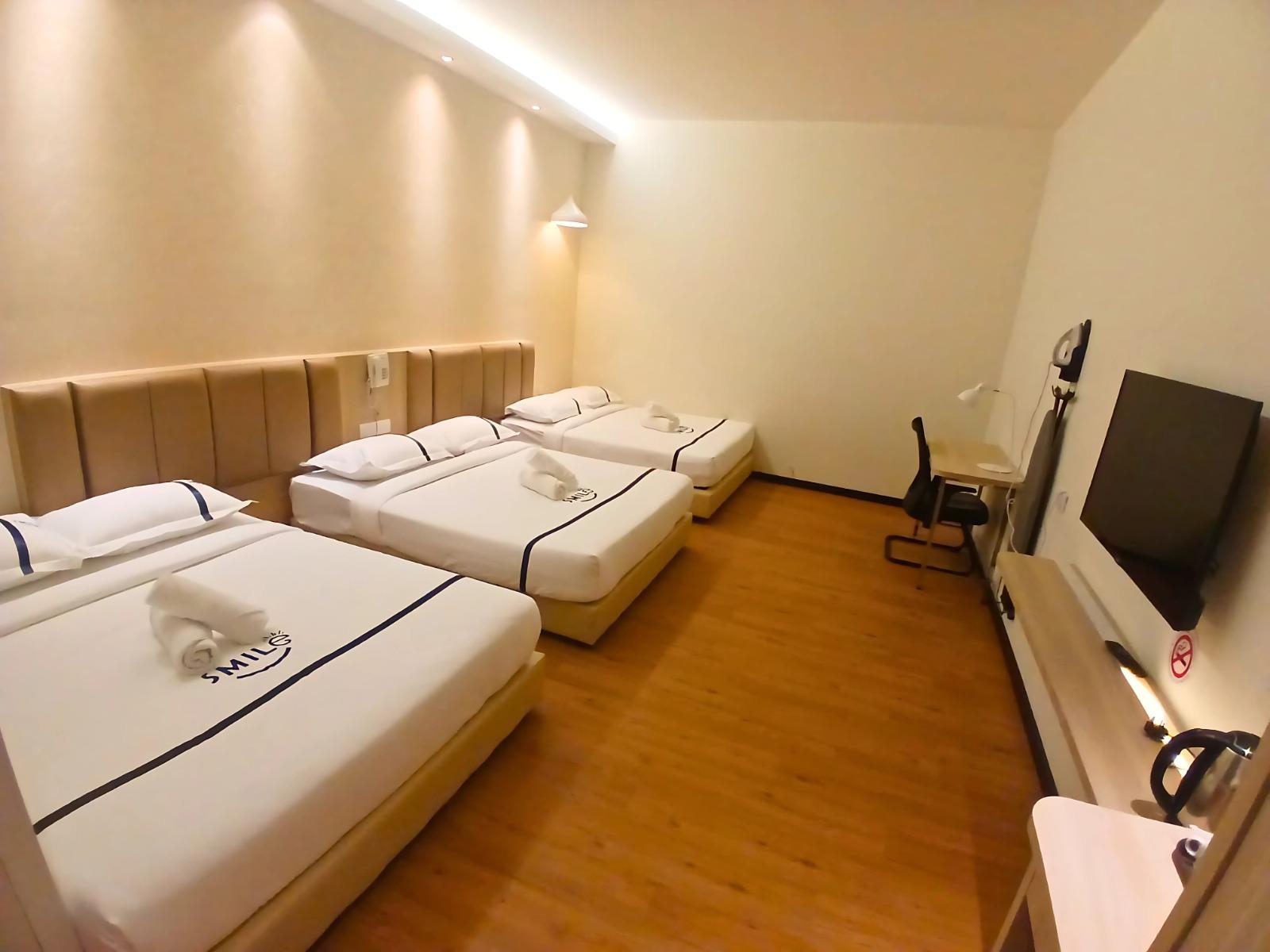Family 6, 3 Queen Beds