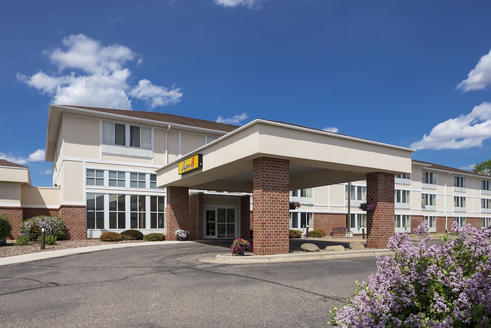 Super 8 By Wyndham Menomonie Wi 1/25
