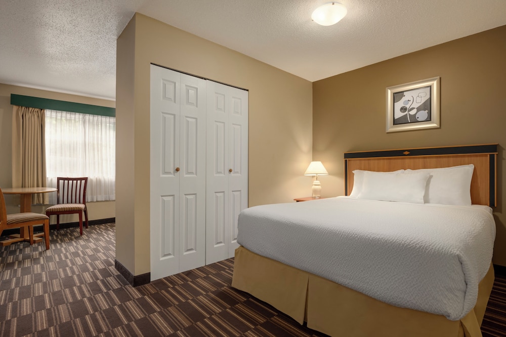 Room, 3 Queen Beds, Pool Floor