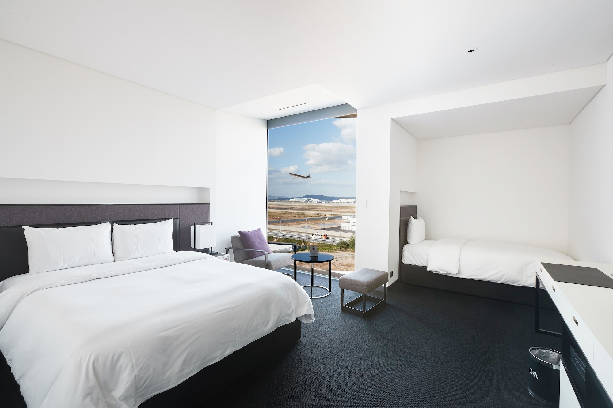 DELUXE, TWIN BEDS, AIRPORT VIEW