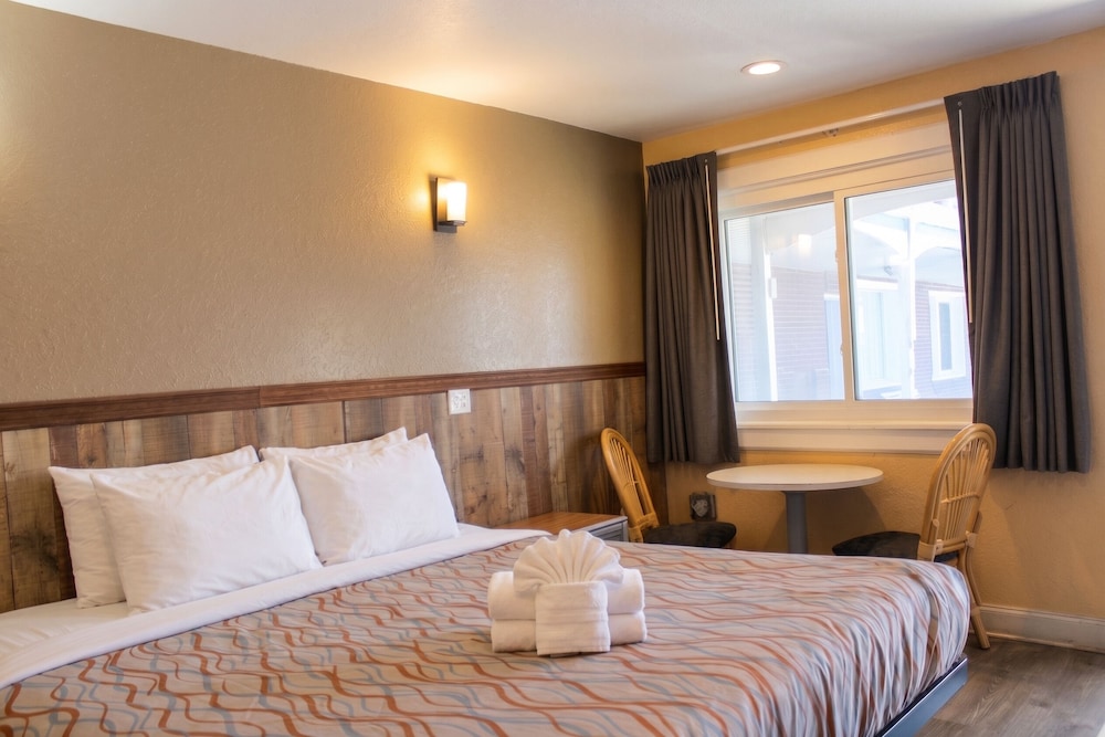 Colonial Inn Motel 23/77