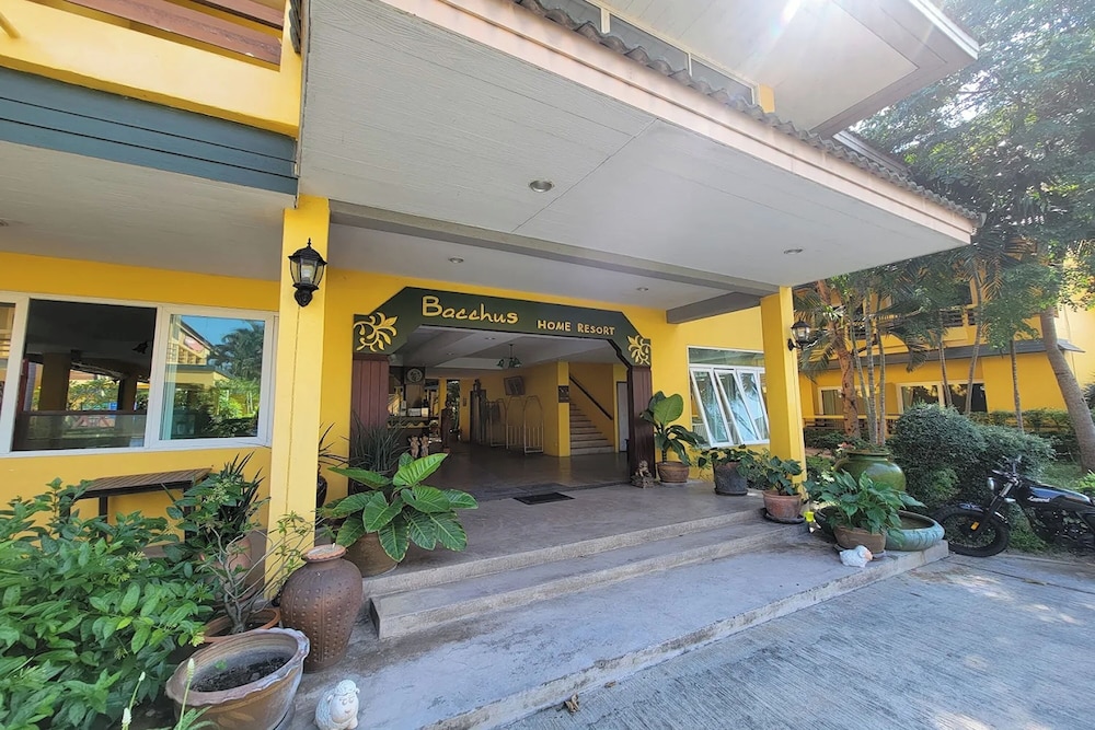 Bacchus Home Resort 6/77