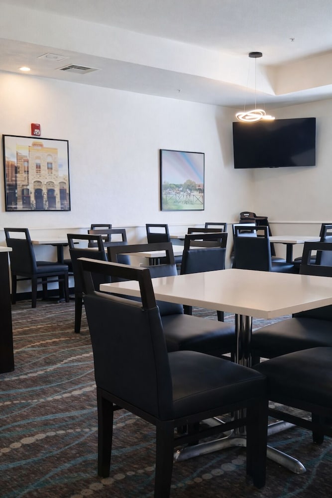 La Quinta Inn & Suites by Wyndham Kerrville 55/61