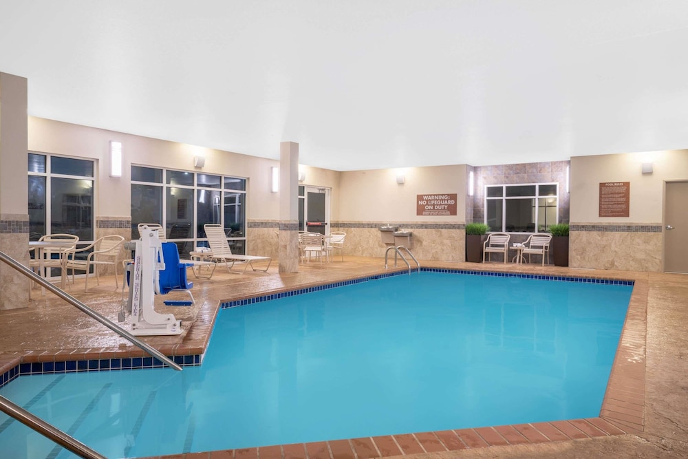 AmericInn by Wyndham Windom 1/22