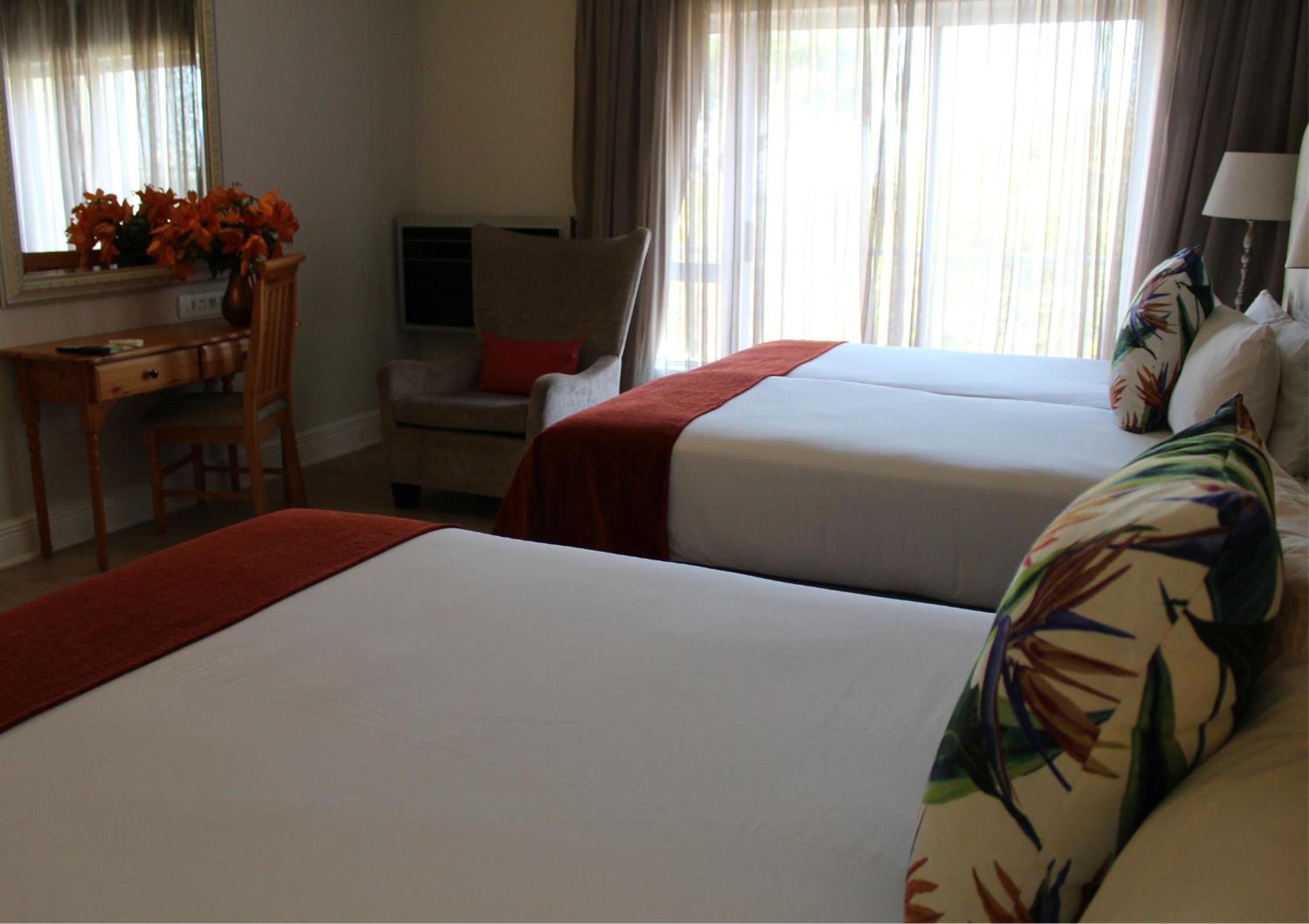 غرفة عائلية بإطلالة على البحيرة، The Riverside Hotel 4/4