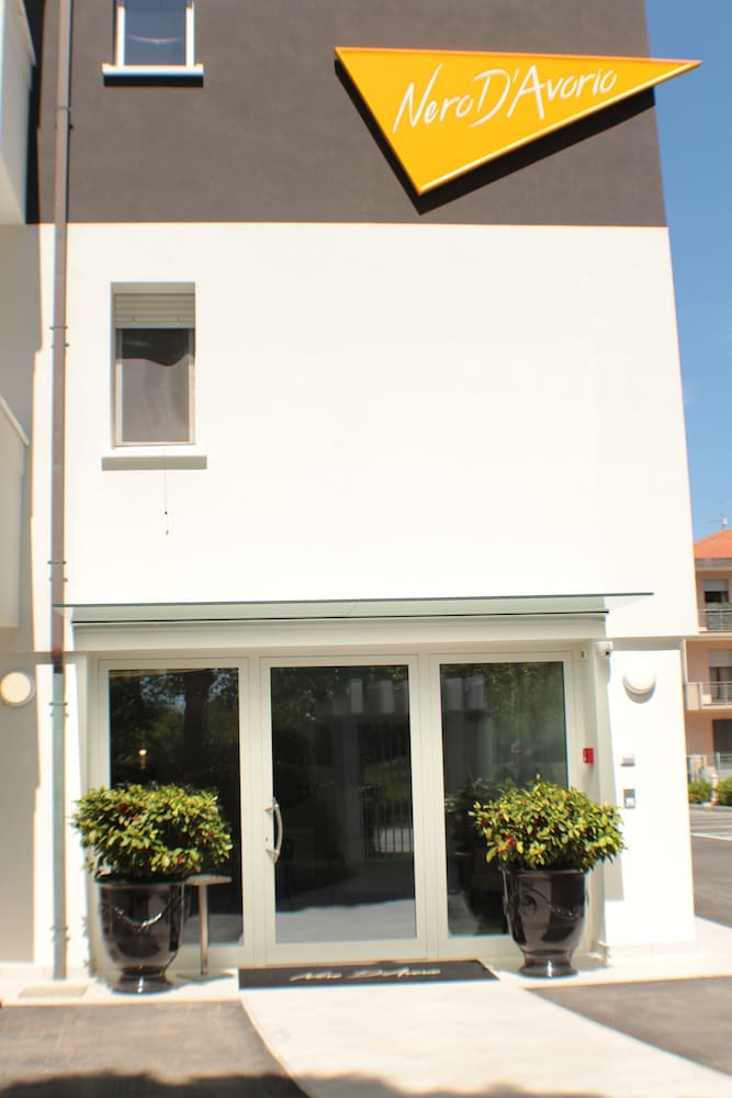 Nero D Avorio Aparthotel 3/50