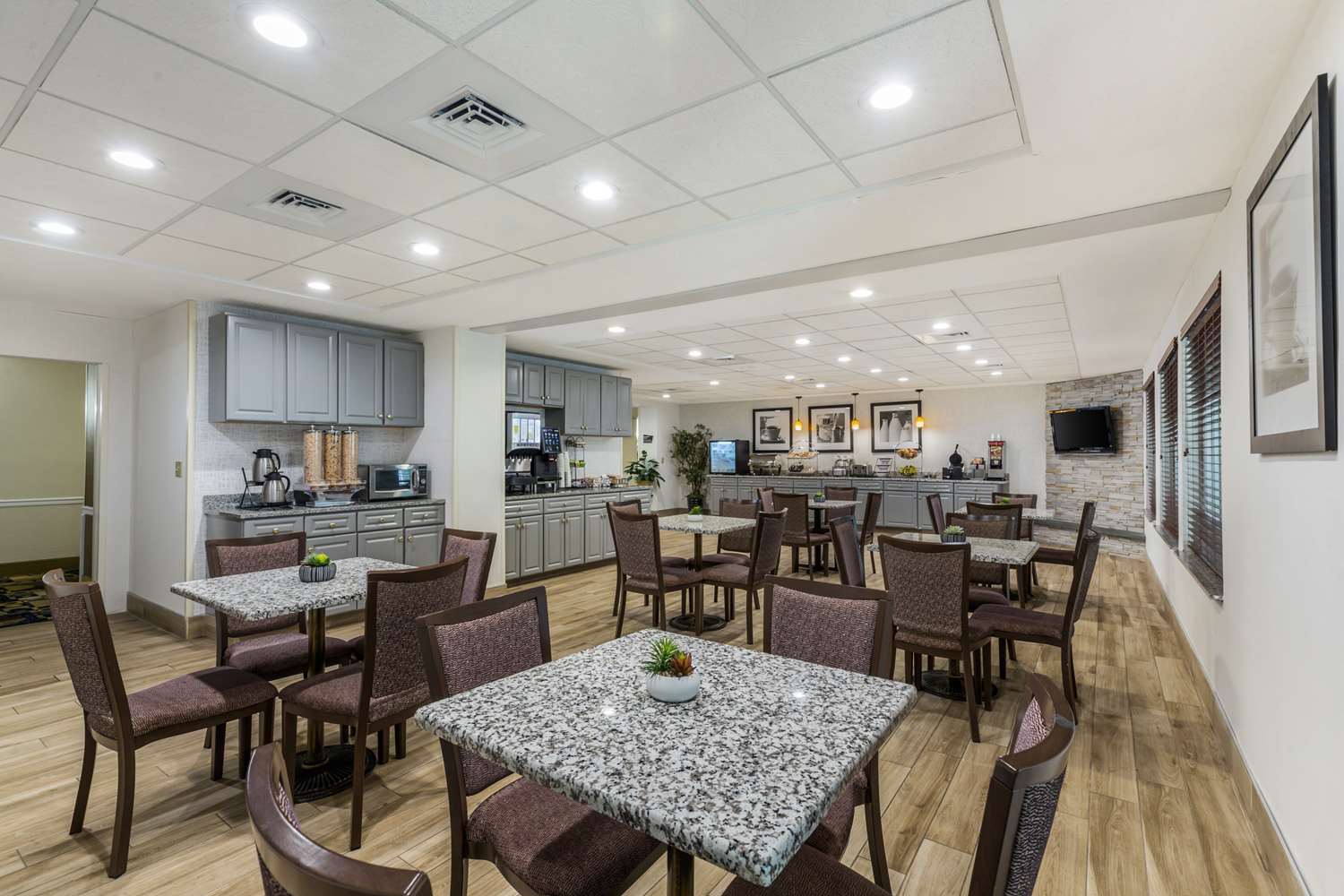 Best Western Plus New England Inn & Suites 17/20