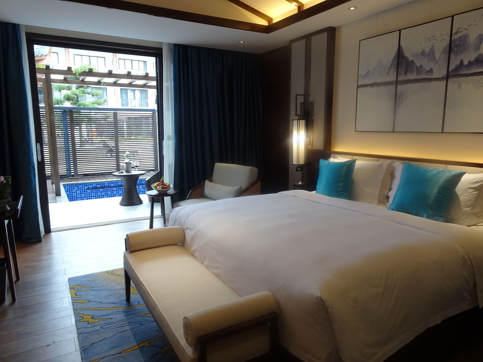 DELUXE, KING BED, SOFA, SMOKING