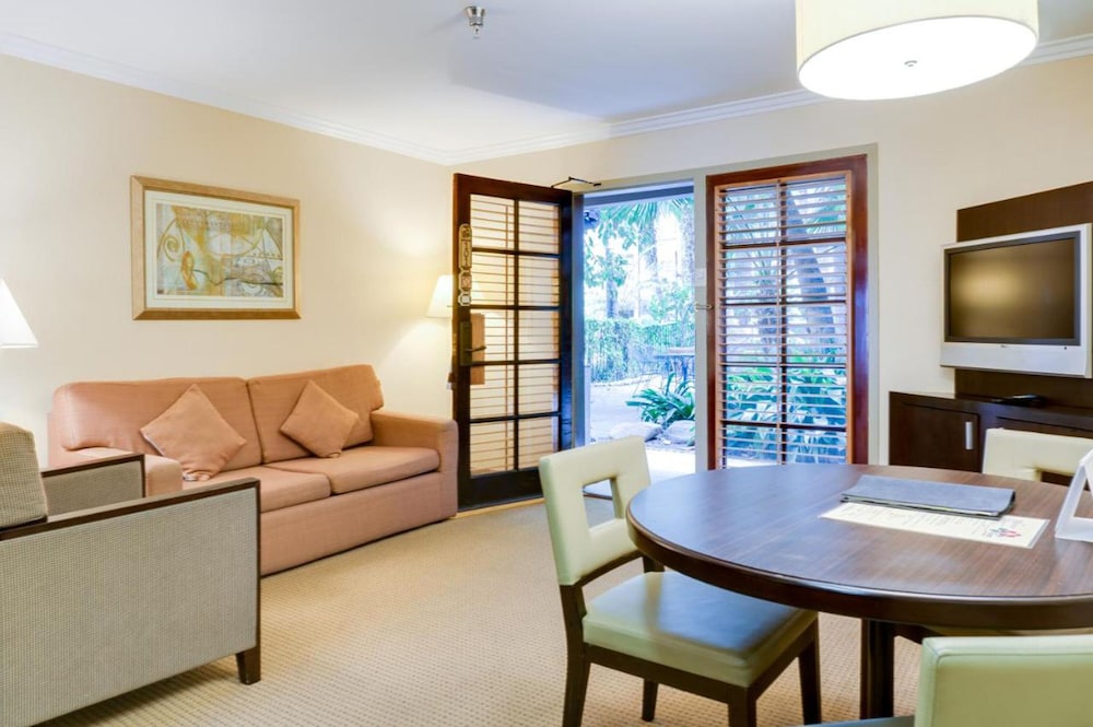 Buena Park Grand Hotel and Suites 48/75