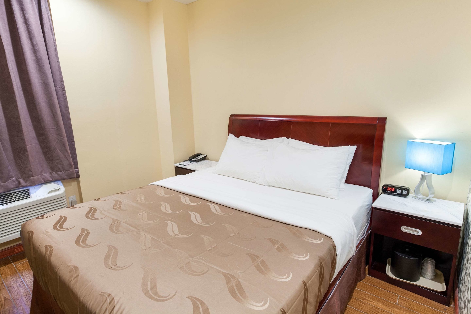ROOM, QUEEN BED