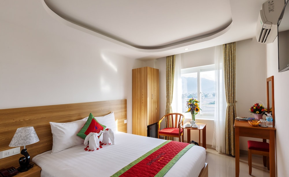 DELUXE, DOUBLE OR TWIN BED, CITY VIEW