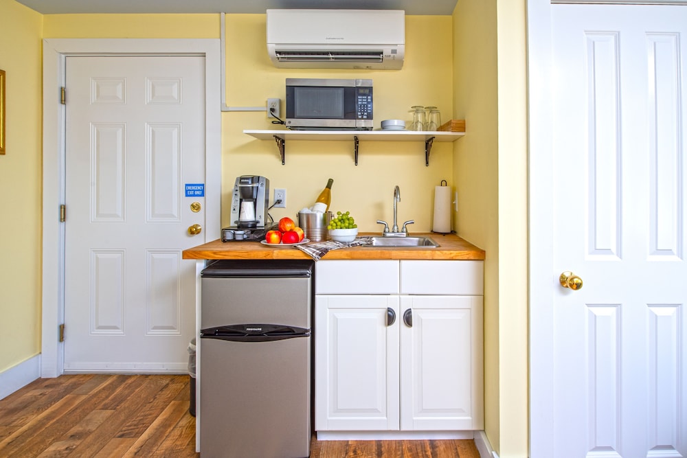 Admirals Landing Bed & Breakfast 8/69
