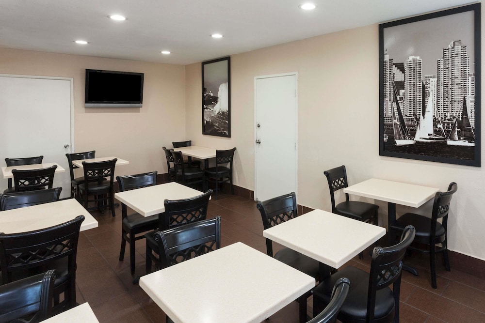 Super 8 by Wyndham San Diego Hotel Circle 35/58