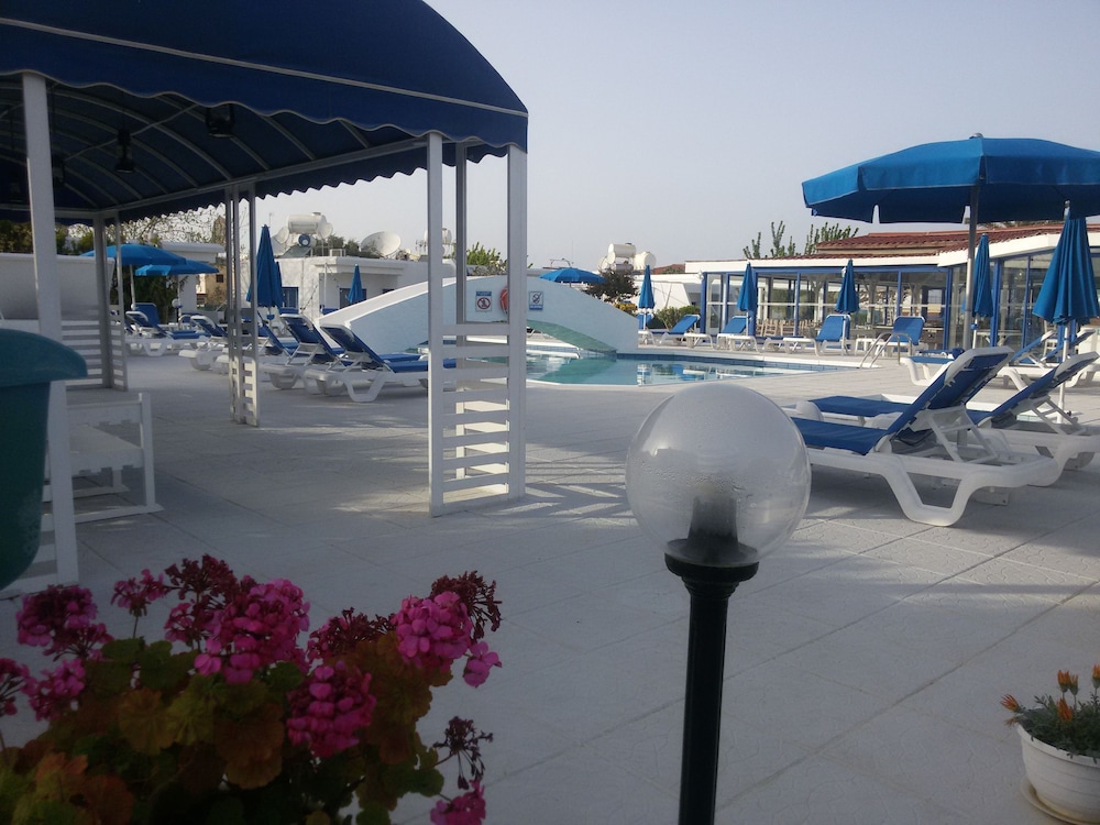 Flokkas Hotel Apartments 50/50