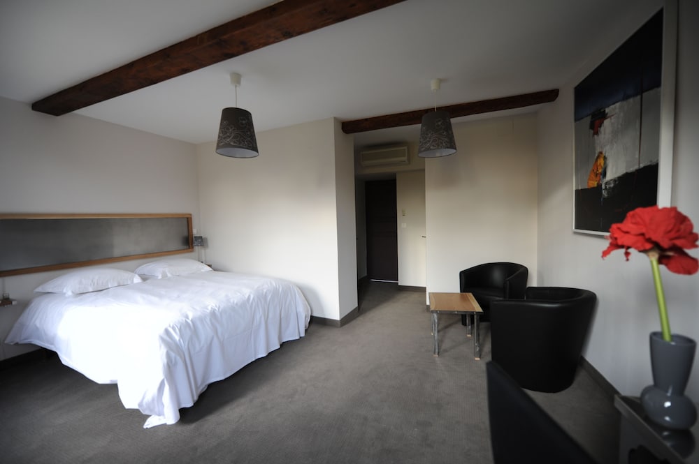 HOTEL CHATEAU DE PALAJA 22/68